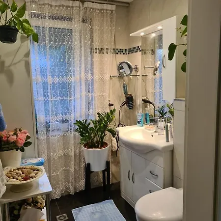 Cozy With A Beautiful Garden View Homestay Baunatal