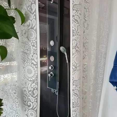 Quarto em Acomodações Particulares Cozy With A Beautiful Garden View