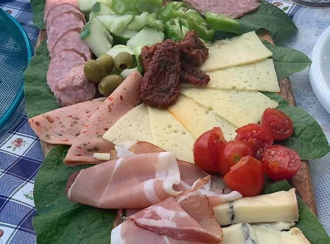 Cozy With A Beautiful Garden View ホームステイ バウナタール