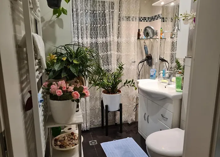 Cozy With A Beautiful Garden View ホームステイ バウナタール