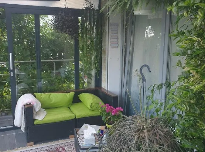 ホームステイ Cozy With A Beautiful Garden View バウナタール