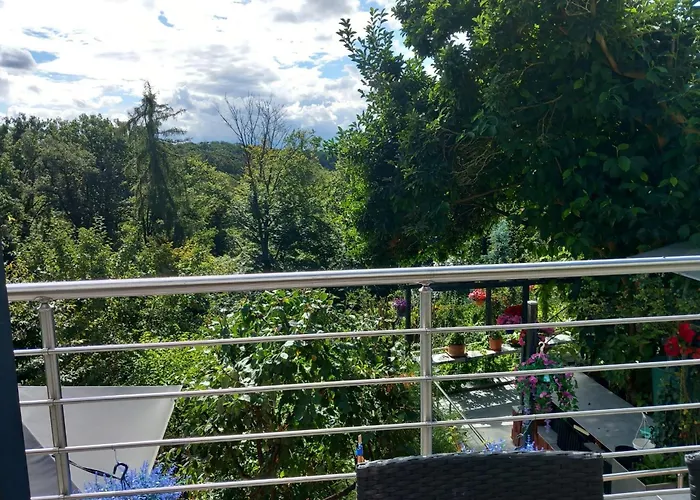 ホームステイ Cozy With A Beautiful Garden View